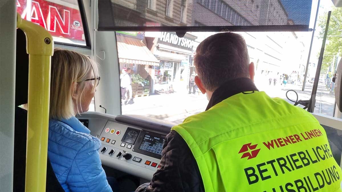 Birgit-Simmeringer-Hauptstrasse Birgit traut sich al erste auf den Fahrersitz