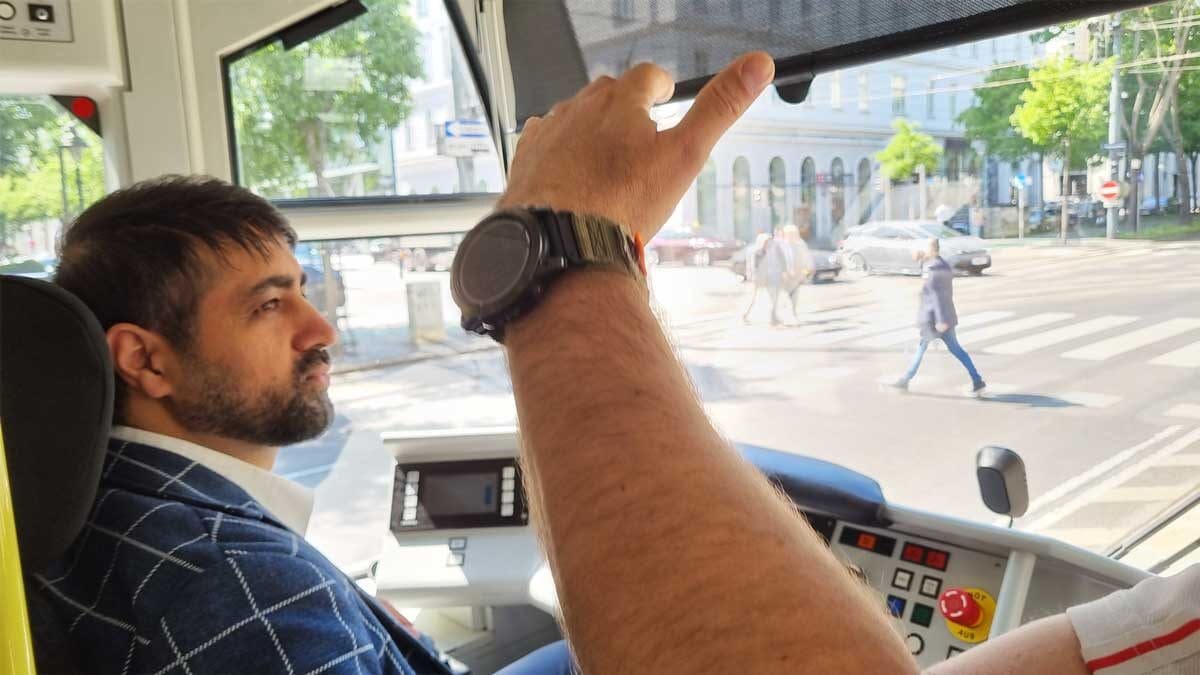 Mansoor-bekommt-Tipps Mansoor bekommt gute Tipps für seine Fahrt