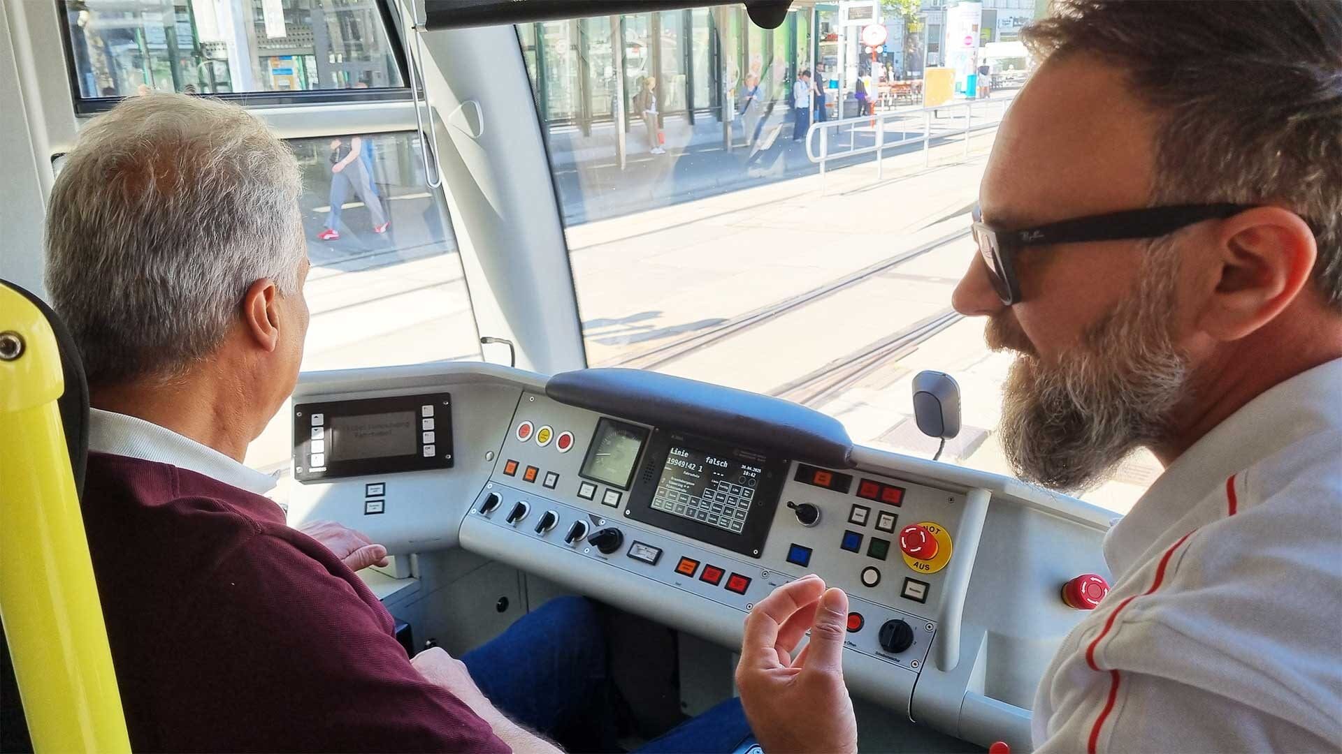 Sinan-am-Fahrersitz Sinan im Steuer