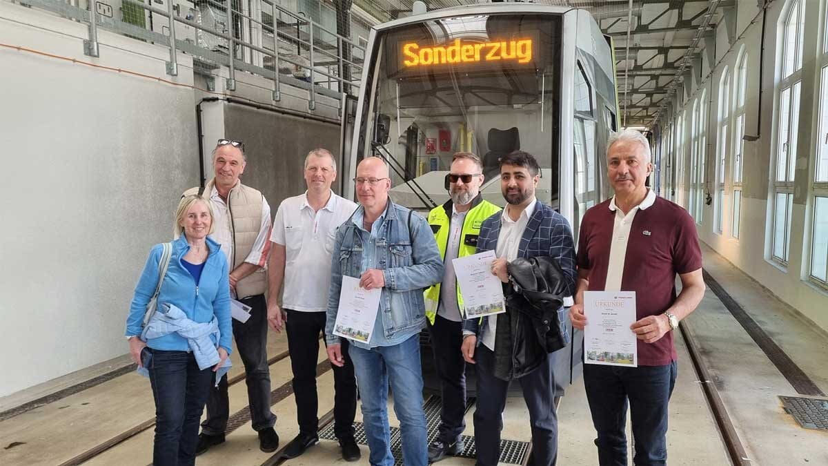 Teilnehmer-und-Instruktoren-Straßenbahntraining Teilnehmer mit ihren Instruktoren